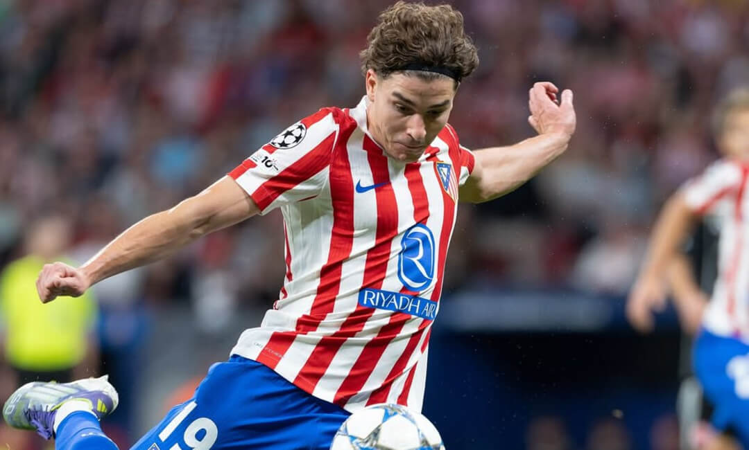 アトレティコの絶対的ストライカー、フリアン・アルバレスを巡り、バルサとリバプールの攻防