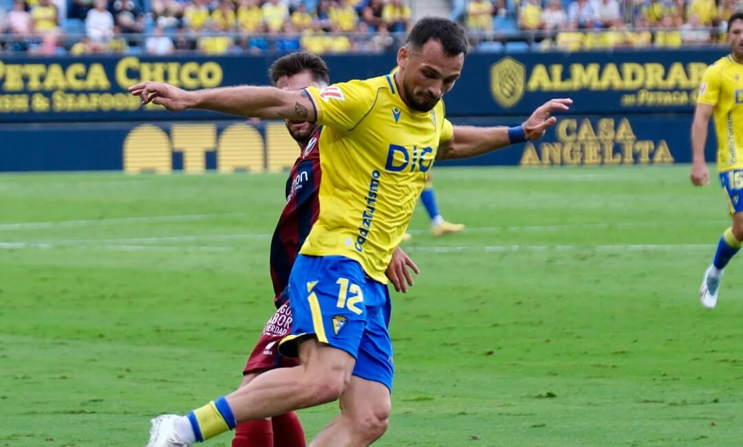 ジョージアの快足ウインガー、イウリ・タバタゼを巡るフラムとブライトンの争奪戦